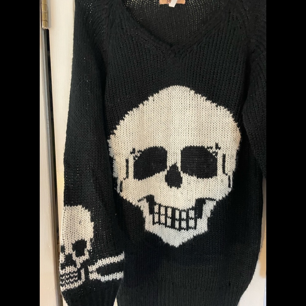 SKULL SWEATER! SUPER CUTE! LARGE!